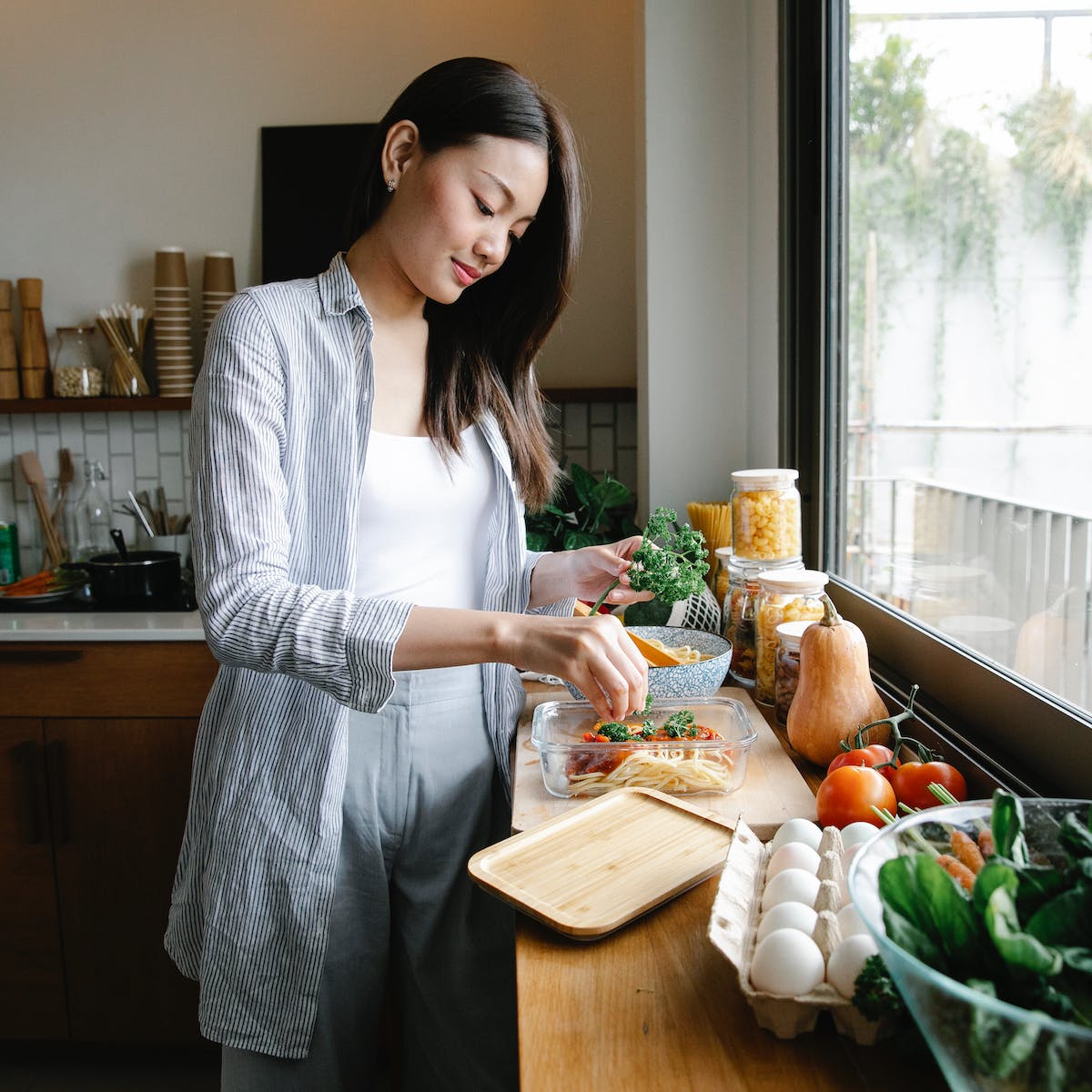 woman-meal-prepping